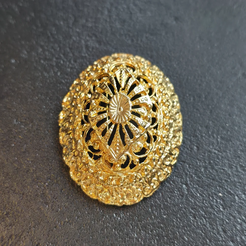 Vintage Oval Gold tone brooch